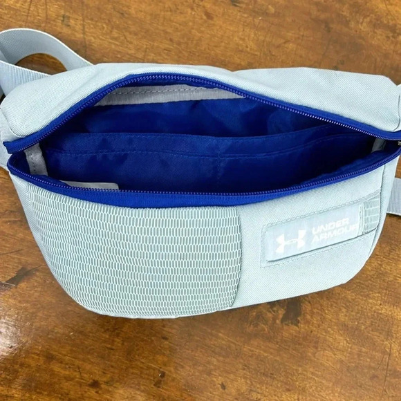 Under Armour Belt Bag Fanny Pack Waist Pack Walk Travel Vacation Purse Wallet - Picture 2 of 8